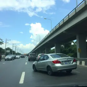 carro derruba mureta e cai de viaduto em Salvador